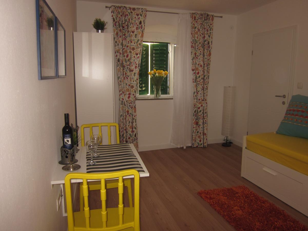 Apartment On The Square Макарська Екстер'єр фото