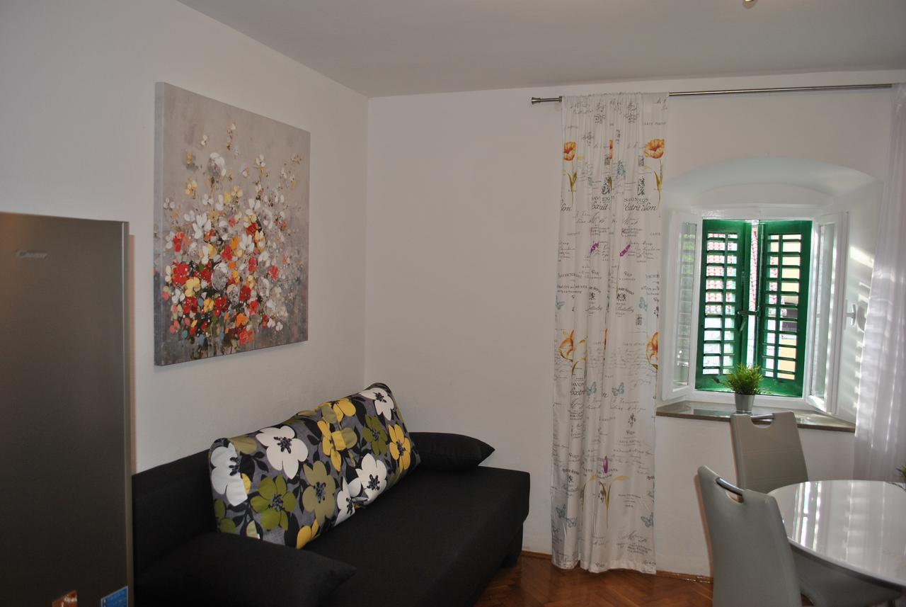 Apartment On The Square Макарська Екстер'єр фото
