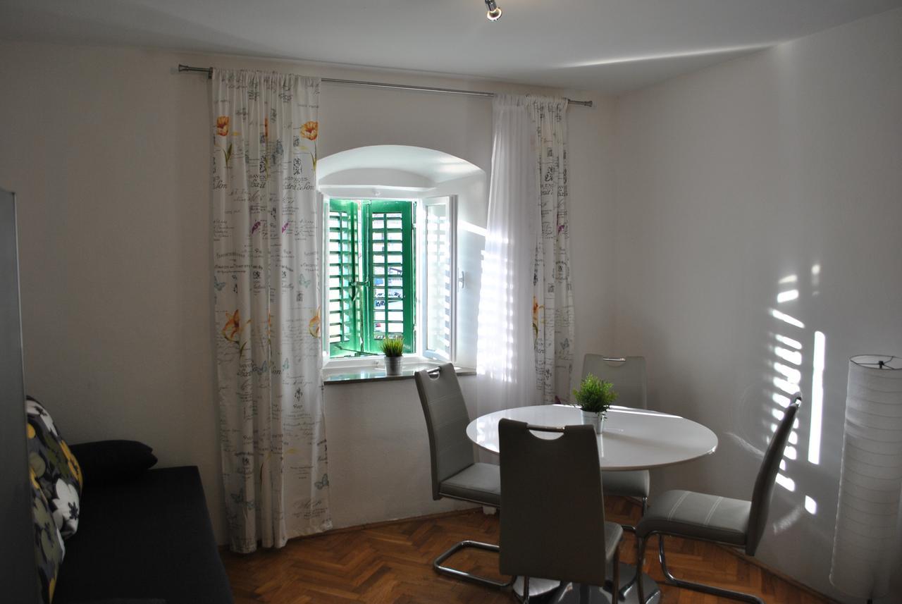 Apartment On The Square Макарська Екстер'єр фото