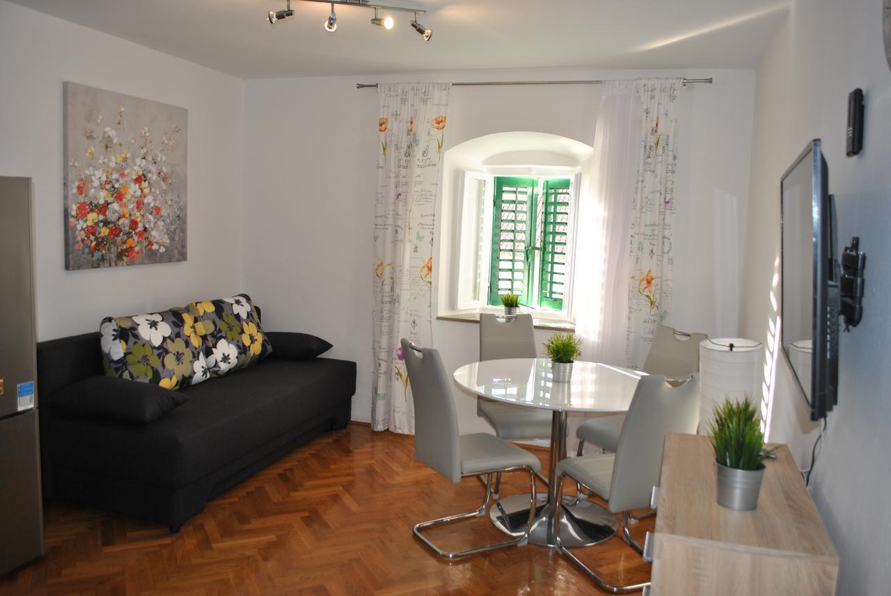 Apartment On The Square Макарська Екстер'єр фото