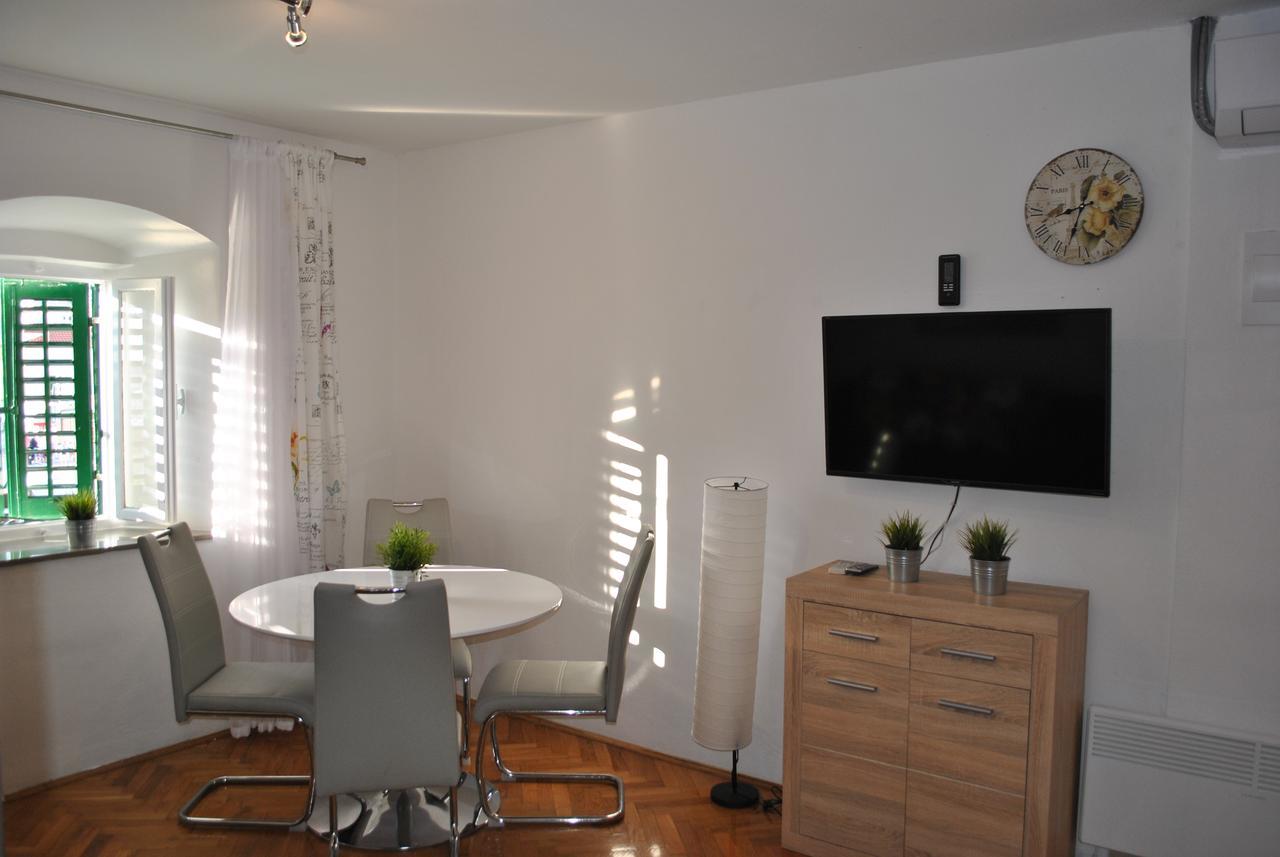 Apartment On The Square Макарська Екстер'єр фото