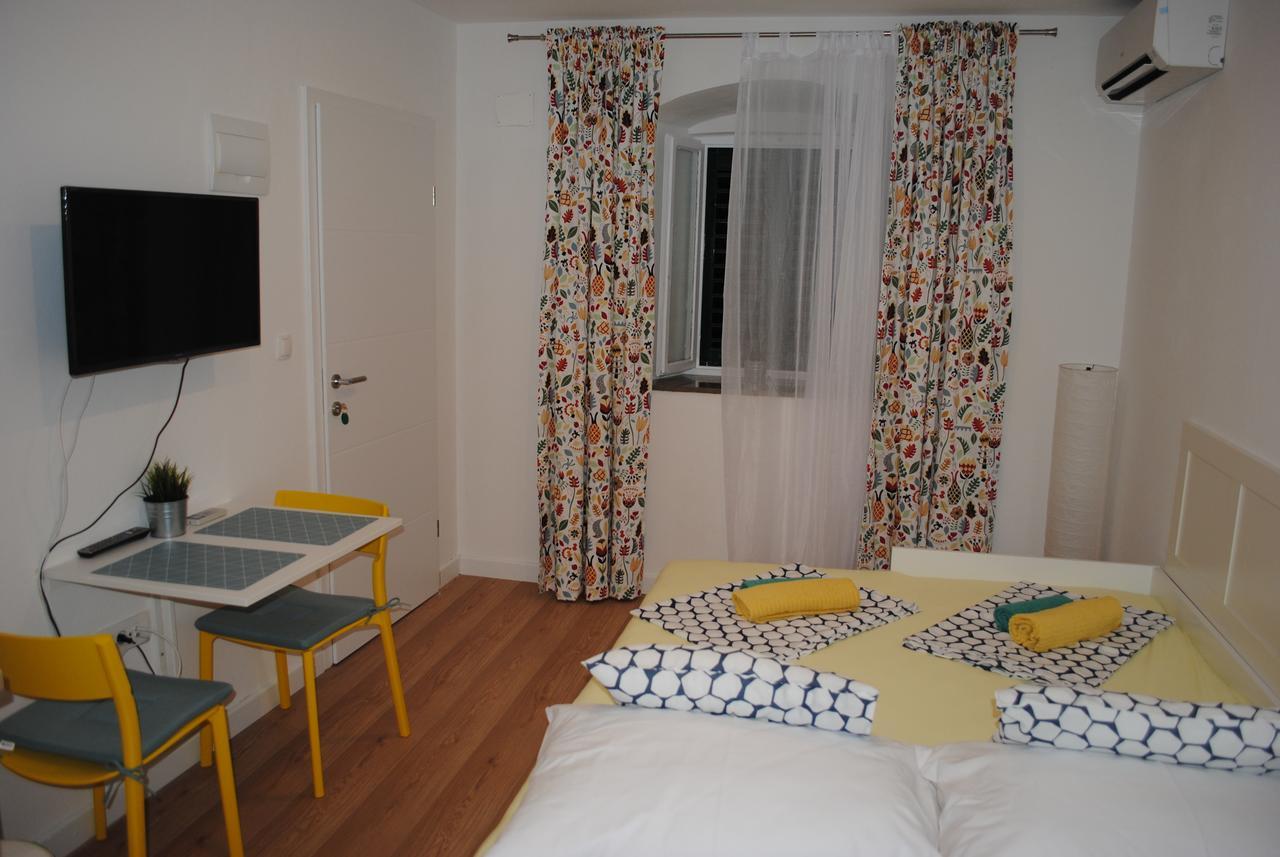 Apartment On The Square Макарська Екстер'єр фото